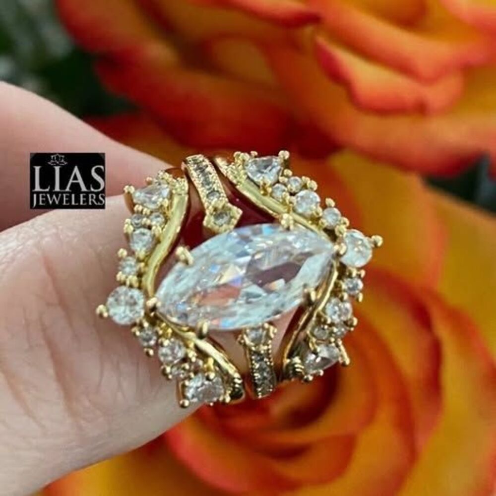 New 18k yellow gold wedding ring set
